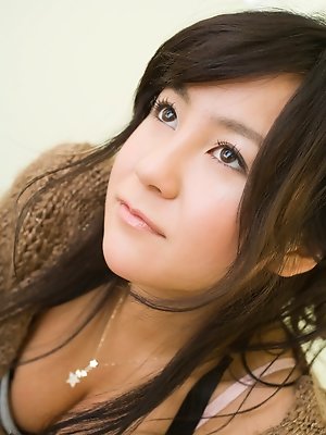 Natsuki Takahashi Asian in short tight skirt shows hot cleavage